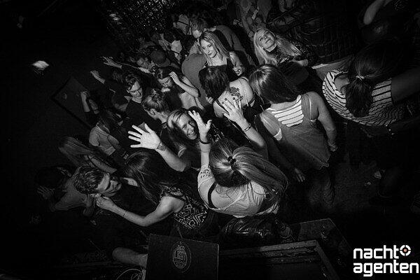 Die besten Party-Bilder vom Sonntag. Hier im Crux.