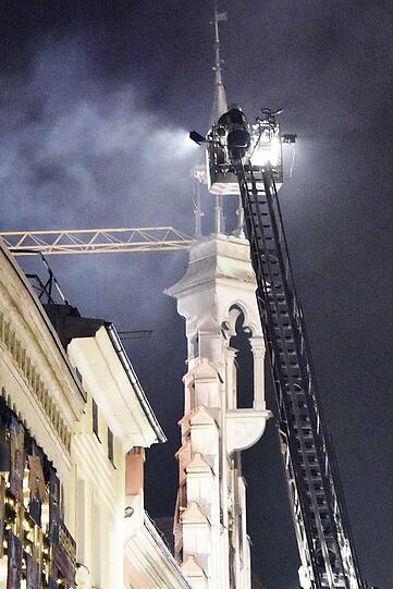 Ein Übergreifen der Flammen auf benachbarte Gebäude konnte die Feuerwehr verhindern.
