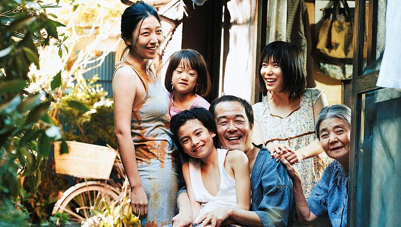 Der Familienvater (Lily Franky) und seine Frau (hinter ihm rechts: Sakura Ando) haben die kleine Yuri (Miyu Sasaki, hinten links) in ihre Patchwork-Familie aufgenommen, wo letztlich die Großmutter (Kilin Kiki, rechts) das Sagen hat. Der Familienvater (Lily Franky) und seine Frau (hinter ihm rechts: Sakura Ando) haben die kleine Yuri (Miyu Sasaki, hinten links) in ihre Patchwork-Familie aufgenommen, wo letztlich die Großmutter (Kilin Kiki, rechts) das Sagen hat.