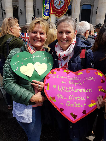 Mehrere Hundert Royal-Fans haben sich am Max-Joseph-Platz eingefunden.