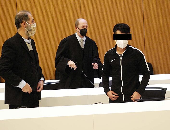 Beim Prozessauftakt: der Angeklagte mit dem Dolmetscher (l.) und seinem Strafverteidiger Peter Schneider.