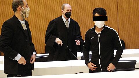 Beim Prozessauftakt: der Angeklagte mit dem Dolmetscher (l.) und seinem Strafverteidiger Peter Schneider.