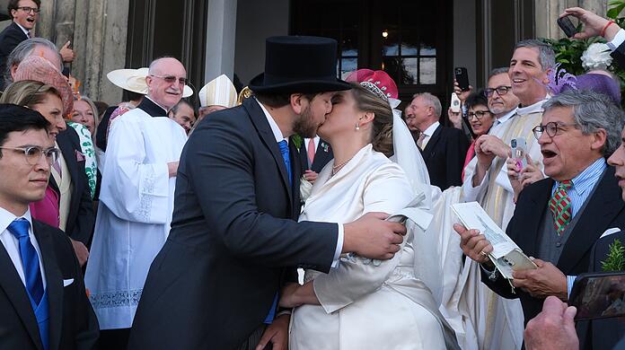 Prinzessin Maria Teresita von Sachsen und ihr Mann Beryl Alexandre de Saporta küssen sich nach der Trauung vor der Hofkirche.