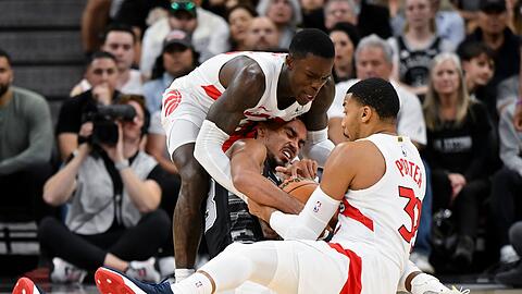 Siegte mit den Raptors gegen die San Antonio Spurs: Dennis Schröder (l).