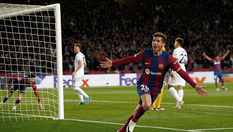 Barcelonas Sergi Roberto feiert das dritte Tor seiner Mannschaft, das von Barcelonas Robert Lewandowski (l) erzielt wurde.
