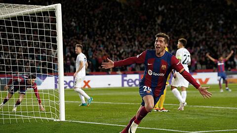 Barcelonas Sergi Roberto feiert das dritte Tor seiner Mannschaft, das von Barcelonas Robert Lewandowski (l) erzielt wurde.