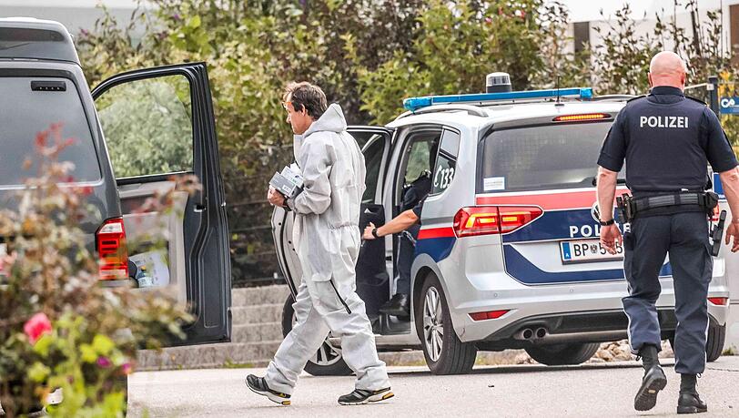 Einsatzkräfte der österreichischen Polizei arbeiten am Einsatzort. Nach dem mutmaßlichen Attentatsversuch in München, bei dem ein tatverdächtiger 18-Jähriger von der deutschen Polizei erschossen wurde, war am späten Donnerstagnachmittag am Wohnsitz des zuletzt in der Flachgauer Gemeinde Neumarkt am Wallersee gemeldeten Österreichers eine Polizeiaktion im Laufen. Einsatzkräfte der österreichischen Polizei arbeiten am Einsatzort. Nach dem mutmaßlichen Attentatsversuch in München, bei dem ein tatverdächtiger 18-Jähriger von der deutschen Polizei erschossen wurde, war am späten Donnerstagnachmittag am Wohnsitz des zuletzt in der Flachgauer Gemeinde Neumarkt am Wallersee gemeldeten Österreichers eine Polizeiaktion im Laufen.