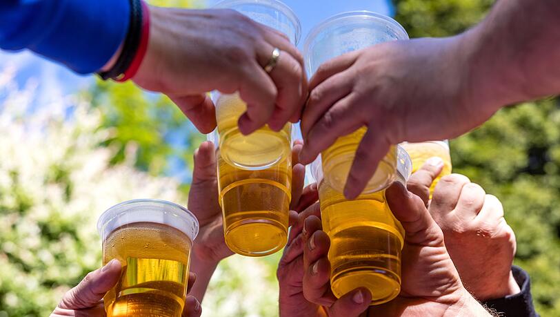 Alkohol geh&ouml;rt f&uuml;r viele zum Vatertag dazu. (Archivbild)
