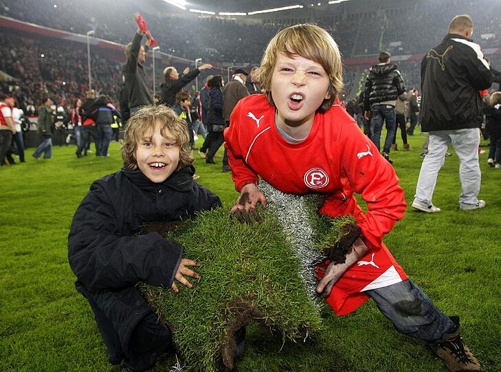 Der Fan-Wahnsinn: In Düsseldorf stürmten die Fortuna-Anhänger den Platz vor dem Abpfiff.