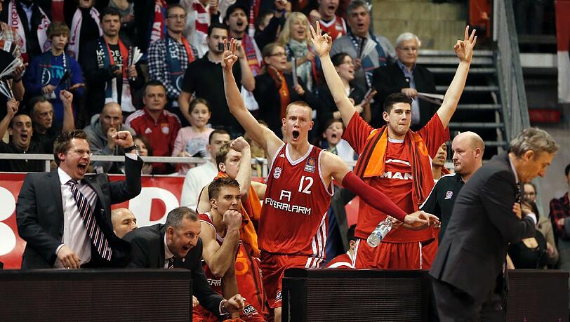 Die Basketballer des FC Bayern jubeln. Die Basketballer des FC Bayern jubeln.