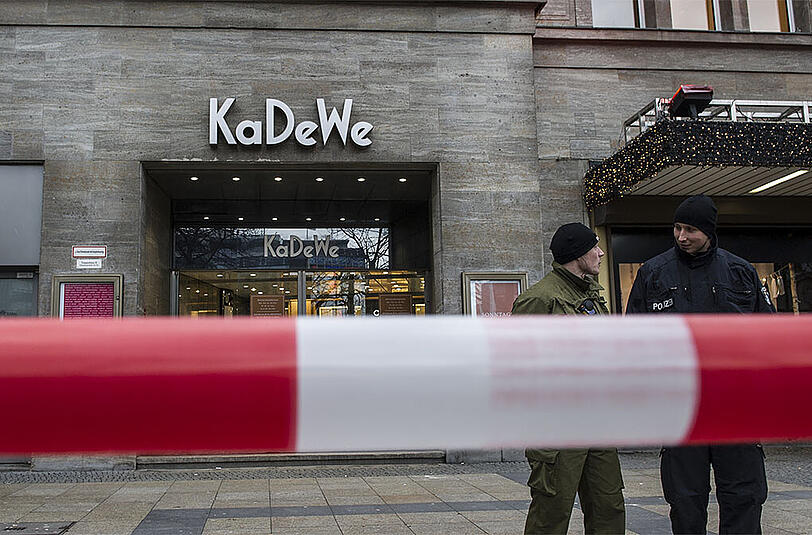 Unbekannte Täter hatten mitten im Weihnachtstrubel das KaDeWe überfallen.