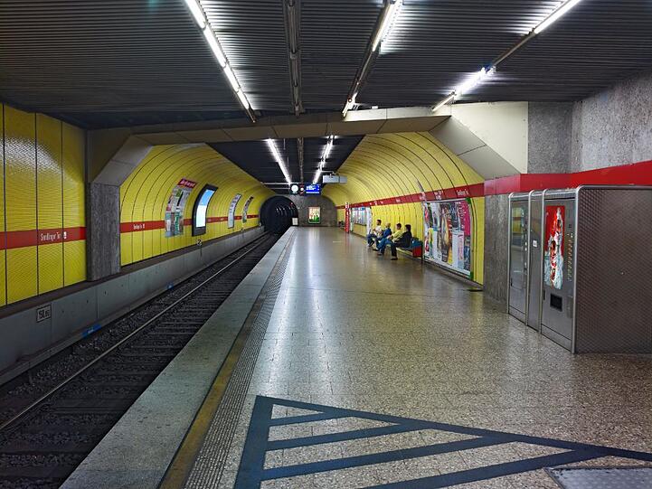 So sieht es aktuell noch aus: Der Bahnsteig der U1 und U2 am Sendlinger Tor.