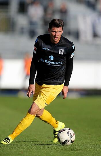 Kicken für den guten Zweck: Der TSV 1860 beim Benefizspiel gegen eine Auswahl des Bayerischen Fußballverbands (BFV) in Burghausen.
