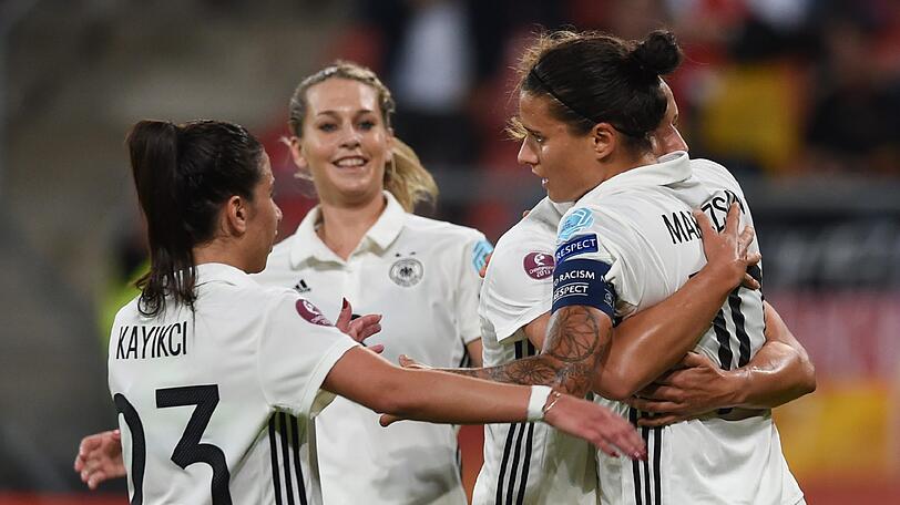 Die deutschen Spielerinnen beglückwünschen Dzsenifer Marozsan (r) zu ihrem Tor zum 0:2.