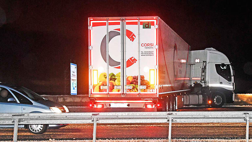 Gleich zwei LKW stellten sich am Mittwochabend auf der schneeglatten A9 quer. Die Bilder.