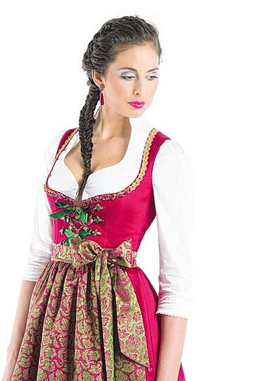 Bezaubernd von Kopf bis Fuß im Dirndl von Berzaghi und Freymann.