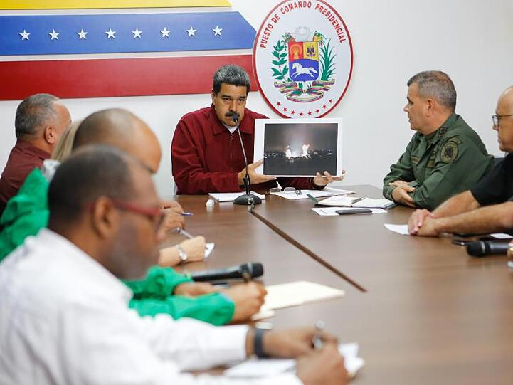 Die venezolanische Regierung um Präsident Nicolás Maduro (M) macht einen von den USA und der Opposition geplanten Cyberangriff für den Kollaps der Energieversorgung verantwortlich.