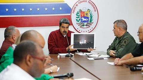 Die venezolanische Regierung um Präsident Nicolás Maduro (M) macht einen von den USA und der Opposition geplanten Cyberangriff für den Kollaps der Energieversorgung verantwortlich.