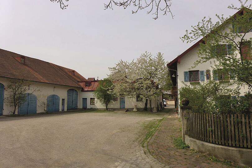 Dieser romantische Bauernhof mit Nebengebäuden gehört zum Ensemble "ehemaliger Dorfkern Englschalking".