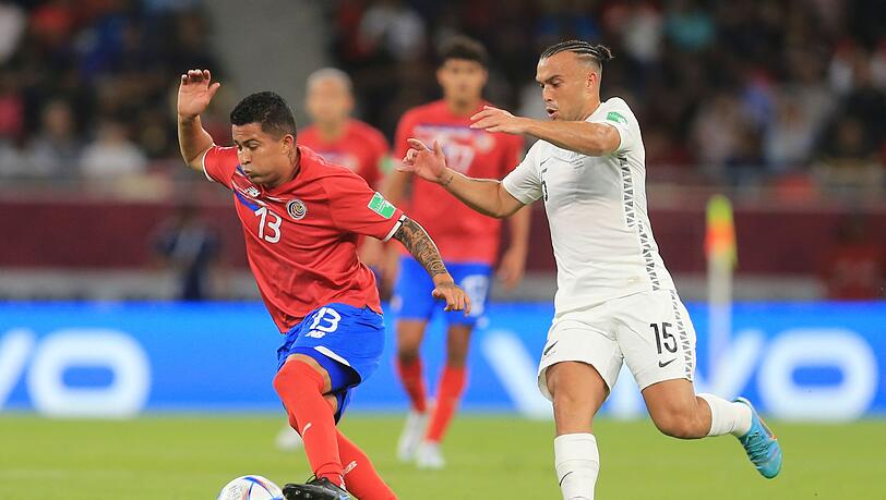 Costa Ricas Gerson Torres (l) schirmt den Ball vor Neuseelands Clayton Lewis ab.