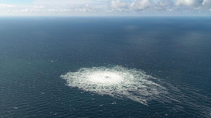 Das vom dänischen Verteidigungskommando zur Verfügung gestellte Foto zeigt das Nord-Stream-2-Gasleck in der Nähe von Bornholm aus der Luft.