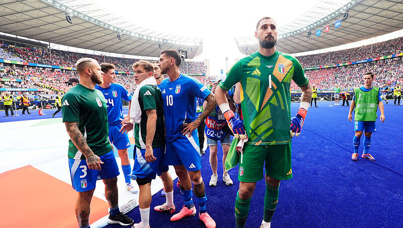 Titelverteidiger Italien musste sich bei der EM bereits im Achtelfinale der Schweiz geschlagen geben. Titelverteidiger Italien musste sich bei der EM bereits im Achtelfinale der Schweiz geschlagen geben.