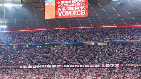 Die Bayern schlugen Leverkusen in der Allianz Arena mit 3:0 Toren. Gegen zwei Gast-Fans ermittelt die Polizei wegen Raubes und Körperverletzung.