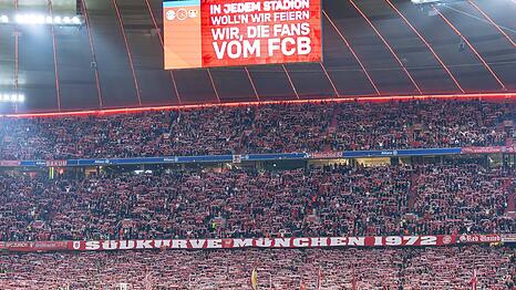 Die Bayern schlugen Leverkusen in der Allianz Arena mit 3:0 Toren. Gegen zwei Gast-Fans ermittelt die Polizei wegen Raubes und Körperverletzung.