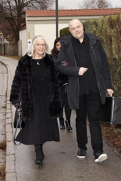 Inge Doldinger mit Sohn Nicolas bei der Trauerfeier in der Klosterkirche Schäftlarn.