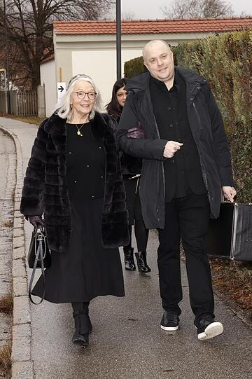 Inge Doldinger mit Sohn Nicolas bei der Trauerfeier in der Klosterkirche Schäftlarn.