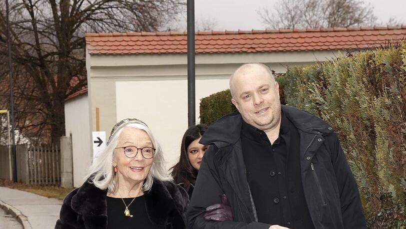 Inge Doldinger mit Sohn Nicolas bei der Trauerfeier in der Klosterkirche Schäftlarn.