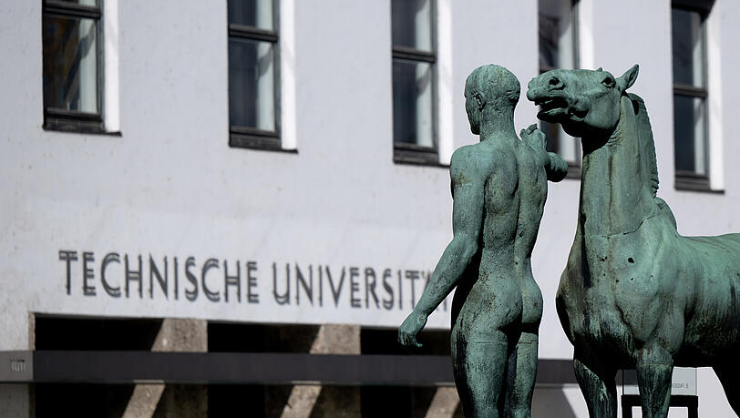 Blick auf das Hauptgeb&auml;ude mit dem Eingang der Technischen Universit&auml;t M&uuml;nchen. (Archivbild)
