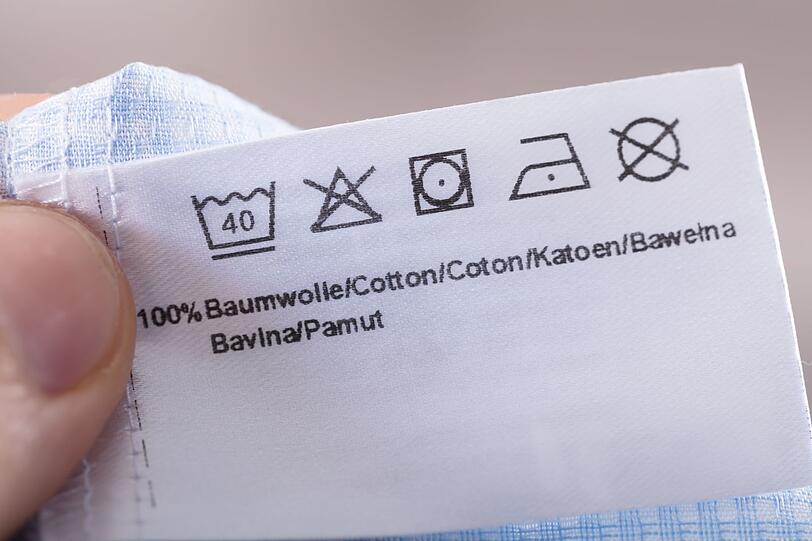 Haben Sie wenig Erfahrung mit dem Trockner, kann Ihnen das eingenähte Kleideretikett helfen. Sehen Sie hier ein Symbol mit einem Kreis im Quadrat, kann das Textil auch in den Trockner. Befindet sich darin noch ein Punkt, sollte mit reduzierter Temperatur getrocknet werden. Sind zwei Punkte zu sehen, darf die Wäsche bei hoher Temperatur in den Trockner gegeben werden. Haben Sie wenig Erfahrung mit dem Trockner, kann Ihnen das eingenähte Kleideretikett helfen. Sehen Sie hier ein Symbol mit einem Kreis im Quadrat, kann das Textil auch in den Trockner. Befindet sich darin noch ein Punkt, sollte mit reduzierter Temperatur getrocknet werden. Sind zwei Punkte zu sehen, darf die Wäsche bei hoher Temperatur in den Trockner gegeben werden.