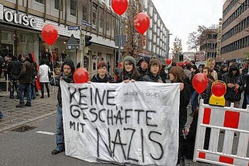 Etwa 250 Nazi-Gegner demonstrierten friedlich gegen den umstrittenen Laden.