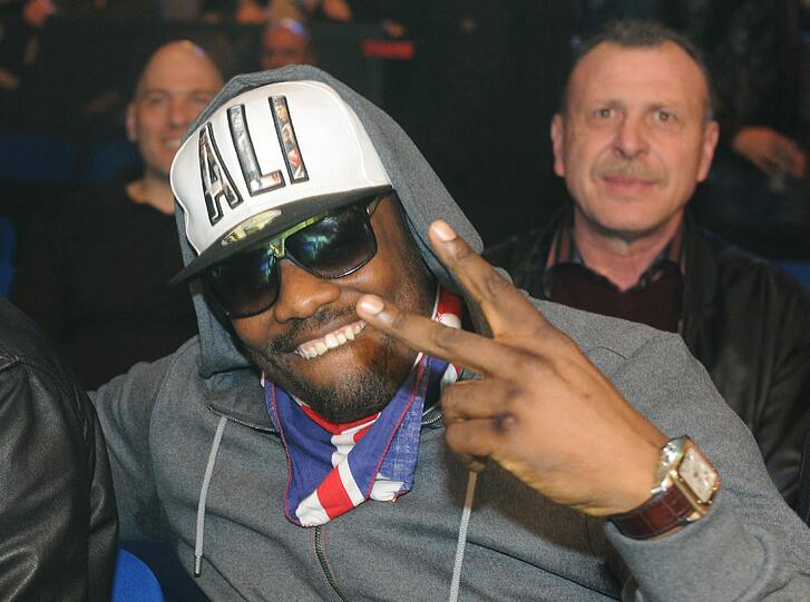 Marco Huck verlor Samstagnacht in der Porsche-Arena Stuttgart nach Punkten gegen Titelverteidiger Alexander Powetkin. Am Ring saß auch der Brite Dereck Chisora. Der 28-Jährige hatte eine Woche zuvor in München für einen Skandal gesorgt. Die Bilder