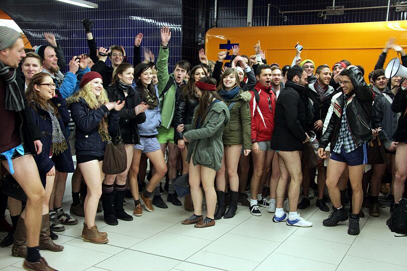 So macht U-Bahn fahren Spaß. Die Bilder vom Unterhosen-Flashmob in München.