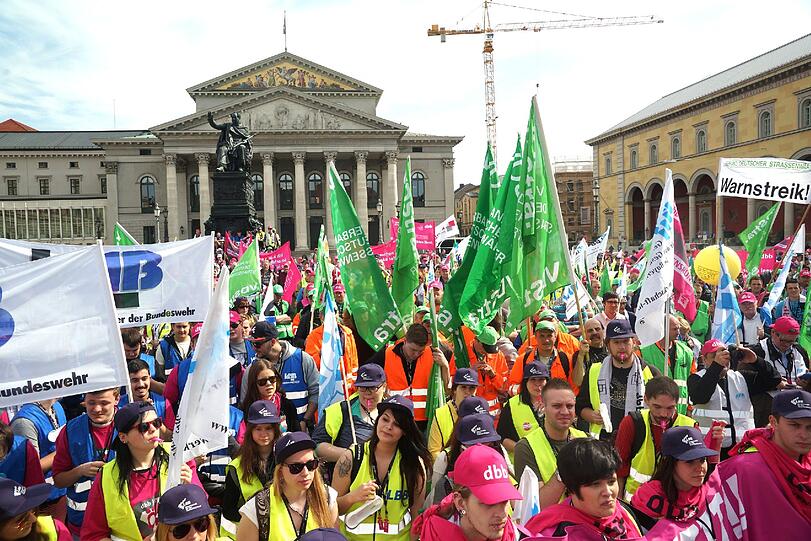 Rund 800 Beschäftigte des Öffentlichen Dienstes demonstrieren am Dienstagmittag mit Plakaten, Fahnen und Trillerpfeifen auf dem Max-Joseph-Platz für höhere Gehälter, mehr Urlaub und Zuschläge für den Schichtdienst.