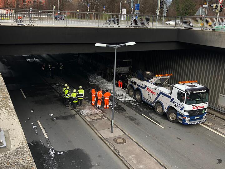 Die Straße blieb zunächst gesperrt. Das Wrack wurde geborgen.