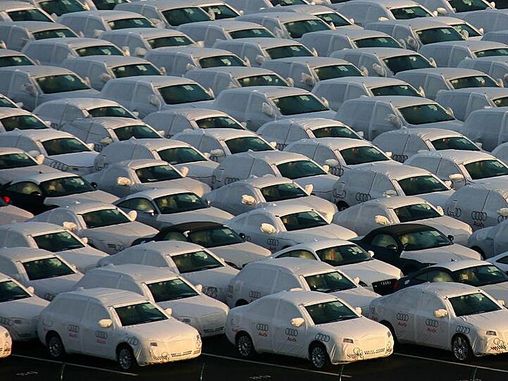In Schutzfolien eingepackt stehen Neuwagen des Autoherstellers Audi den Export bereit. Foto: Carsten Rehder/Archivbild
