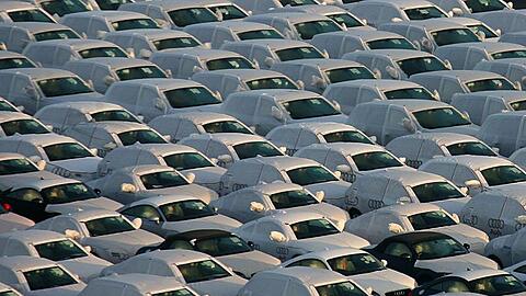 In Schutzfolien eingepackt stehen Neuwagen des Autoherstellers Audi den Export bereit. Foto: Carsten Rehder/Archivbild