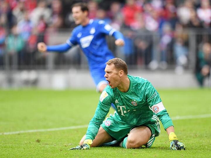 FC Bayerns Torhüter Manuel Neuer liegt nach dem Hoffenheimer Treffer zum 0:1 geschlagen am Boden.