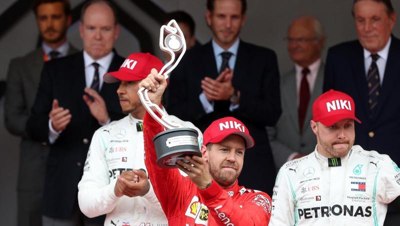 Ferrari-Pilot Sebastian Vettel (M.) konnte sich über seine beste Saisonplatzierung freuen. Ferrari-Pilot Sebastian Vettel (M.) konnte sich über seine beste Saisonplatzierung freuen.