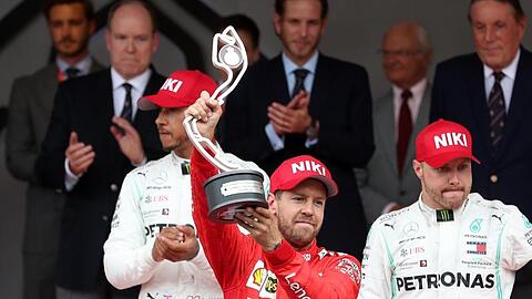 Ferrari-Pilot Sebastian Vettel (M.) konnte sich über seine beste Saisonplatzierung freuen.
