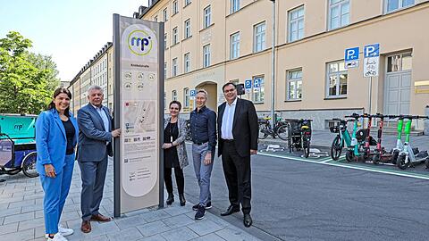 V.l.: MVV-Marketingleiterin Sandra Bobic, OB Dieter Reiter, Baureferentin Jeanne-Marie Ehbauer, Mobilitätsreferent Georg Dunkel und MVG-Chef Ingo Wortmann bei der Eröffnung des ersten Mobilitätspunktes in München.