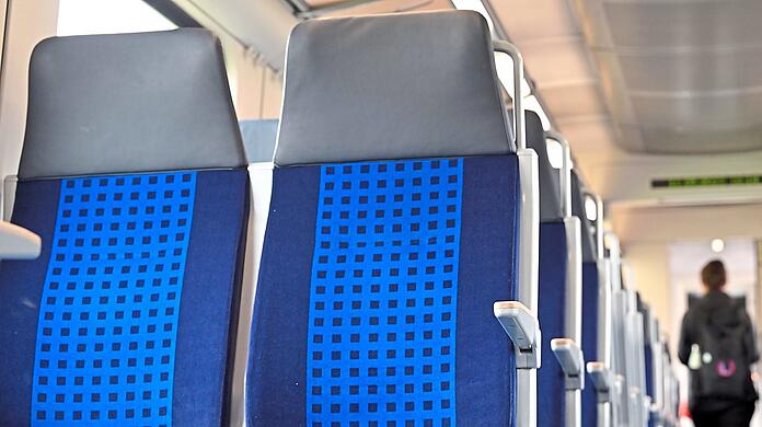 Ein Abteil in einem Zug. Sowohl Reisende als auch das Personal sollten wachsam sein, wenn ihnen bei Bahn-Steckdosen etwas ungewöhnlich vorkommt.