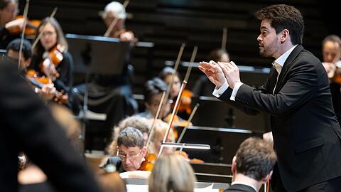 Lahav Shani, zukünftiger Chefdirigent der Münchner Philharmoniker, steht nach der Verleihung der Goldenen Ehrenmünze der Stadt München an Dirigent Mehta auf der Bühne.