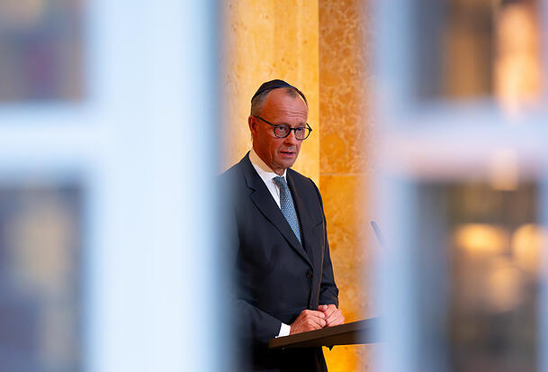 Bundeskanzler Friedrich Merz (CDU) 2025 beim Festakt zur Wiederherstellung der Synagoge in der Reichenbachstra&szlig;e. W&auml;hrend seiner Rede rang er stellenweise mit den Tr&auml;nen.