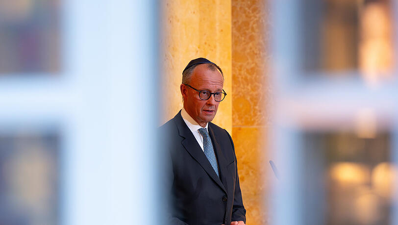 Bundeskanzler Friedrich Merz (CDU) 2025 beim Festakt zur Wiederherstellung der Synagoge in der Reichenbachstraße. Während seiner Rede rang er stellenweise mit den Tränen. Bundeskanzler Friedrich Merz (CDU) 2025 beim Festakt zur Wiederherstellung der Synagoge in der Reichenbachstraße. Während seiner Rede rang er stellenweise mit den Tränen.