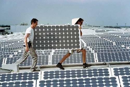 Montage von Modulen von Phoenix Solar auf dem Dach der Messe München: Warten aufs Ende der Krise
