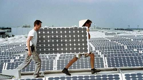 Montage von Modulen von Phoenix Solar auf dem Dach der Messe München: Warten aufs Ende der Krise Montage von Modulen von Phoenix Solar auf dem Dach der Messe München: Warten aufs Ende der Krise